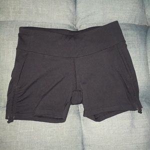 Calia by Carrie Underwood 5” inseam shorts- small